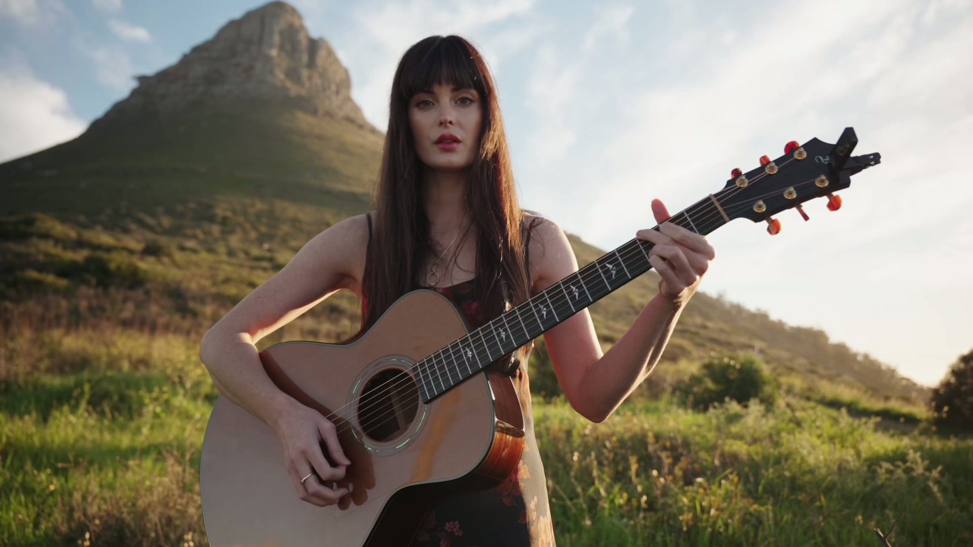 Grace de la Hunt performing live on a Cape Town hillside